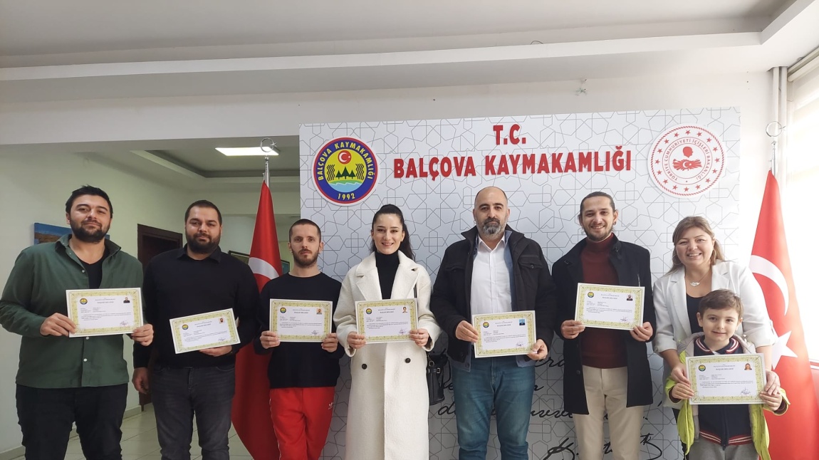 Eğitmenlerimize Başarı belgelerini Balçova Kaymakamı Halal takdim etti