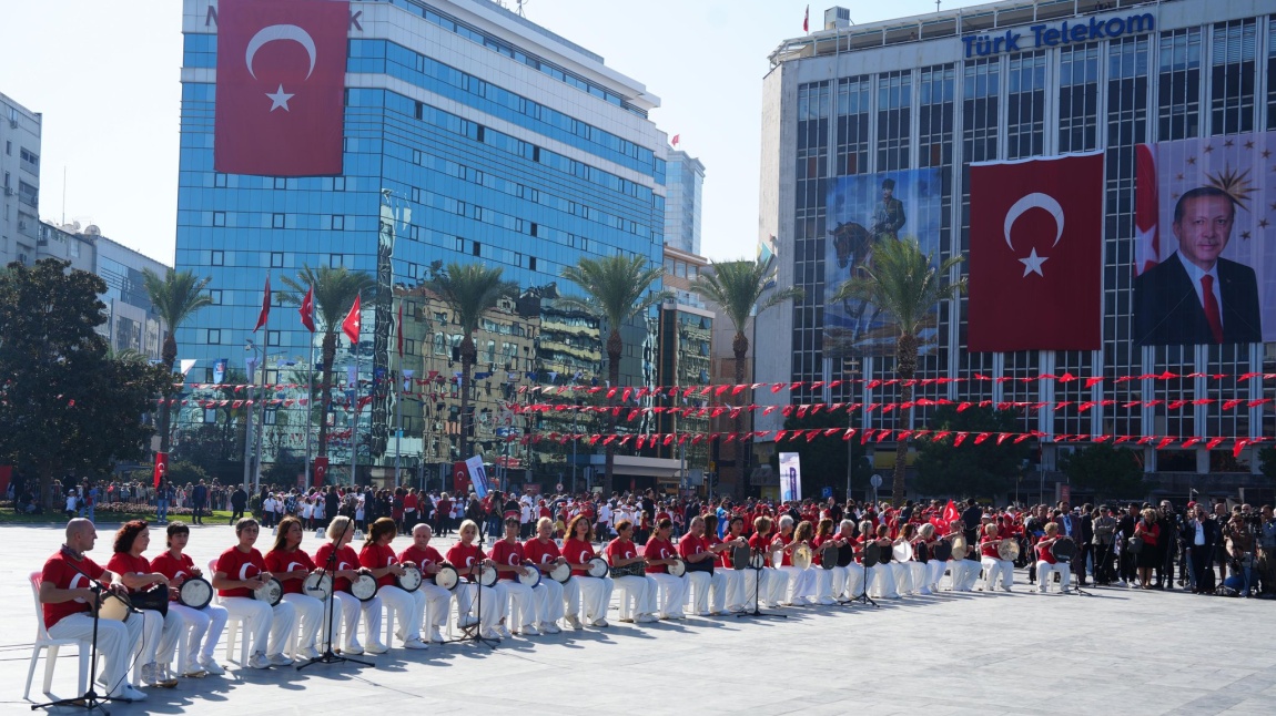 Cumhuriyet Bayramımızın 101. Yılı Kutlama Töreninde Ritim Grubumuz Gösteri Düzenledi. 